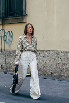 Milan Fashion Week Street Style, Walking Down The Street, Looks Street Style, Milan Fashion Weeks, Women Street, Winter Trends, Black Women Fashion, Street Style Inspiration, Dress Shirts For Women