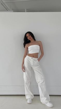 Monochrome Outfit Casual, Outfit Ideas Street Style, All White Party Outfits, Stile Kylie Jenner, White Party Outfit, White Pants Outfit, Casual Party Outfit, Street Style Spring, White Jeans Outfit