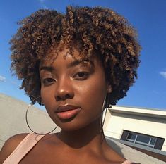 Texture Tales is back, this time with our 4b friend FrizzyBri, who shares how she has learned to love her hair through caring for and learning to understand it. Highlights On 4c Hair, Coily Natural Hair, Natural Hair Highlights, 4b Hair, Natural Hair Transitioning, Natural Hair Cuts, Dyed Natural Hair