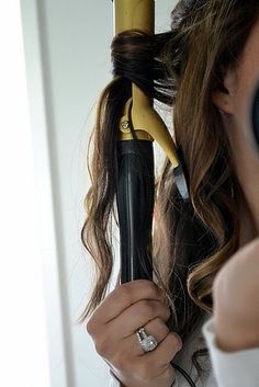 29 Hairstyling Hacks Every Girl Should Know Chignon Simple, Curl Your Hair, Hacks Every Girl Should Know, Curls Hair, Wavy Curls, Color Street