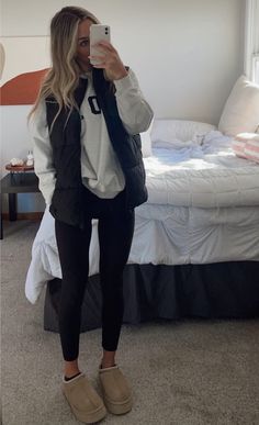 Snowy Mountains Outfit, Taxman’s Uggs Outfits, Thanksgiving Outfit Cold Weather, Flagstaff Outfits, Cold Weather Athletic Outfits, Ugg Funkette Outfits, Lazy Fall Outfits Comfy Clothes, Canadian Winter Outfits, Colorado Aesthetic Outfits