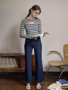 Composition : VISCOSE 36% COTTON 34% POLYESTER 26% SPANDEX 4%Color : BLUE_S,BLUE_M,BLUE_LCountry of Origin : CHINA Blue Stretch Cropped Flare Jeans, Blue Stretch Cropped Leg Flare Jeans, Trendy Blue Cropped Flare Jeans, Slim Denim, Denim Jeans, Color Blue, Composition, Spandex, China