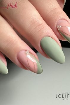 Discover the epitome of elegance with these stunning matte sage green stiletto nails. Featuring an intricate negative space design and exquisite rhinestone accents, this collection is a true masterpiece. Click through to see the full range of this luxurious and modern nail art, adorned with delicate metallic lines and three little pearls on a soft pink base. Fall head over heels for this captivating manicure! ✨ // Photo Credit: Instagram @nailartist_janne_pink Nails For A Sage Green Dress, Peach And Sage Nails, Cute Matte Nails Ideas, Sage Green And Peach Nails, Light Green Nails Ideas, Sage Green Stiletto Nails, Bridesmaid Nails For Sage Green Dress, Nails With Sage Green Dress, Sage Green Bridesmaid Nails