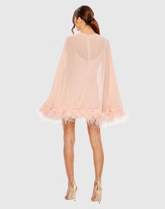 Cette mini-robe trapèze bordée de plumes est un mélange captivant de glamour et d'espièglerie. Sa silhouette trapèze offre une coupe flatteuse et aérienne, tandis que la bordure en plumes offre une touche d'élégance. Le look parfait pour un rendez-vous amoureux ou des occasions spéciales, cette robe fera assurément sensation partout où vous allez.



 Ieena pour Mac Duggal


 Tissu en mousseline (100 % polyester)


 Entièrement doublé


 Encolure haute

 Manche longue


 Garniture en plumes

 Fermeture éclair au dos

 Environ. 35" du haut de l'épaule à l'ourlet inférieur


 Disponible en porcelaine

 Modèle #11622 Short Wedding Guest Dresses, Emerald Green Bridesmaid Dresses, Plus Size Sequin Dresses, Red Formal Dresses, Tailoring Details, Formal Wedding Guest Dress, Emerald Bridesmaid Dresses, Gold Bridesmaid Dresses, Colorful Dresses Formal