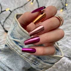 50+ Best Holiday Nails You Need To Try; metallic nails! This includes christmas nails winter, holiday nails winter christmas, holiday nails winter, holiday nails 2021, holiday nails christmas, holiday nail designs, cute holiday nails & more! This also includes holiday nail ideas, holiday nail designs, holiday nail designs winter, christmas beauty, christmas nails 2021, christmas nails easy, christmas nails simple, holiday nails winter simple, holiday nail art christmas & more! #holidaynails Metallic Nails Design, Holiday Nails Winter, Chrome Nails Designs, Cute Nails For Fall, Christmas Nail Art Designs, Christmas Nails Acrylic