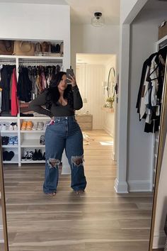 Plus Size Fall Black Women, How To Style Clothes Plus Size, Curve Going Out Outfits, Outfit Inspired Plus Size, Summer Outfit Ideas Black Women Casual, Size 12 Black Women Outfits, Comfy Shoes Outfit, Plus Size Flare Jeans Outfits Casual, All Black Curvy Outfits