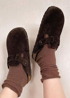 Socks And Clogs, Winter Clogs, Dressy Jewelry, Birkenstock Outfit, Comfy Socks, Winter Fit, Aesthetic Shoes, Trending Sneakers, Indie Outfits