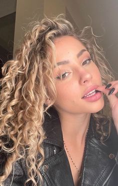 Charly Jordan, Spring Hair Color, American Model, Honey Blonde Hair, Hairdos For Curly Hair, Natural Curls Hairstyles, Blonde Hair Looks