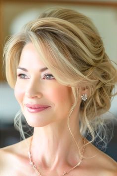 Vanilla Blond Updo Hairstyle on smiling older woman with long hair. Mother Of The Groom Hairstyles Over 50, Mother Of Bride Hairstyles, Long Blonde Hairstyles, Short Hair Bride, Chic Short Haircuts, Side Swept Hairstyles, Hairstyles Blonde