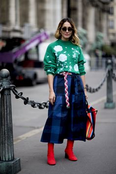 Look FW (99) Rainy Tuesday, Sweater Street Style, Fashion Trend Forecast, Moda Paris, Street Style Trends, The Best Street Style, Style Looks