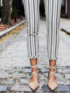 Hyde Wrap Flat Strappy Flats, Nude Dress, Pointy Toe Flats, Pointed Toe Shoes, Inspiration Mode, Up Girl, Mode Inspiration, Striped Pants, Ballerinas