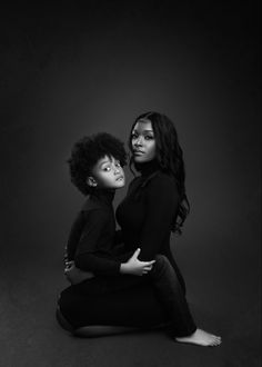 Mother and son portraits in all black wardrobe. Winter esthetic Mummy And Daughter Photoshoot, Fall Mommy Daughter Pictures, Black And White Mommy And Me Pictures, Black Mom And Daughter Photoshoot, All Black Family Photoshoot