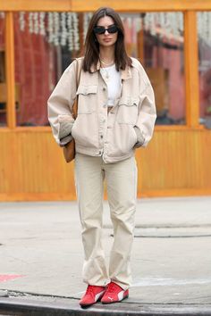 Emrata Pregnant Style, Emily Ratajkowski Style Street 2023, Emily Ratajkowski Style Street, Emrata Street Style, Emrata Style, Ratajkowski Style, Emily Ratajkowski Style, Flare Jeans Outfit, Simple Girl