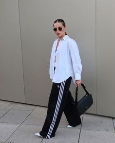 🦓🦓🦓 Black Pants Outfit Street Style, Jogger And Shirt Outfit, Contrast Pants Outfit, Black And White Track Pants Outfit, Sport Classic Style Outfit, Athleisure Outfits Office, Track Suit Pants Outfits, Wide Leg Adidas Pants Outfit, White And Black Outfits For Women