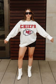 Bring the energy of the game to your wardrobe with our Kansas City Chiefs oversized long sleeve tee with ribbed neckline and cuffs. Showing off your Kansas City Chiefs spirit will be a breeze. Fan Apparel Long Sleeve Relaxed Fit T-shirt, Relaxed Fit Long Sleeve Fan Apparel T-shirt, White Long Sleeve Sweatshirt For College, Relaxed Fit Long Sleeve Fan Apparel Top, White Long Sleeve College T-shirt, White Long Sleeve T-shirt For College, White Tops With Ribbed Cuffs For Sports Season, White Long Sleeve T-shirt For Game Day, Relaxed Fit Long Sleeve T-shirt For Game Day