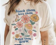 Groovy Teacher Shirt, Retro School Shirts, Retro Teacher Shirts, Cute Preschool Teacher Outfits, Cute Elementary Teacher Outfits, Back To School Fits 2023, Retro T Shirt Designs