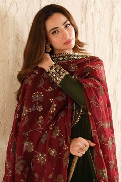 Hoorain Shaikh Sana Javed, Bridesmaid Saree, Afghan Fashion, Indian Photoshoot, Embroidered Velvet, Beautiful Dresses Short, Desi Girl