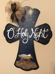 Christmas Door Hangers Diy, Cross Projects, Nativity Wreath, Fair Crafts, Diy Christmas Wall, Door Hangers Diy, Christmas Message, Wood Cross