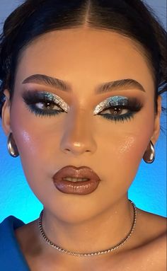 Makeup With Blue Accent, Blue Brown Eyeshadow Look, Blue White Eyeshadow, Navy Silver Makeup, Halo Eye Makeup Look, Blue Concert Makeup, Glam Makeup Silver, Royal Blue Dress Makeup Ideas