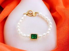 🌟 Discover the perfect blend of creativity and elegance with this new pearl bracelet! Featuring a simple yet stylish design, this bracelet showcases a beautiful pearl complemented by an inlaid green gem, adding a pop of color and sophistication. 💚 Its understated temperament makes it a versatile piece for any occasion, from casual outings to special events. Whether you're treating yourself or searching for a unique gift, this bracelet combines modern fashion with timeless charm. 🎁 A wonderful addition to any jewelry collection! Elegant Green Beaded Bracelets For Formal Events, Elegant Green Beaded Bracelets For Formal Occasions, Green Pearl Beaded Bracelets As Gift, Elegant Green Pearl Bracelet As Gift, Elegant Green Pearl Bracelet Gift, Elegant Green Pearl Bracelet, Green Gem, Gem Jewelry, Green Gems