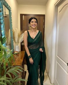 Cottagecore Saree, Plain Green Saree Contrast Blouse, North Indian Wedding Guest Saree Look, Master Of Ceremony Outfit, Saree Styles Modern Classy Wedding, Diwali Saree Look Traditional, Diwali Saree Look, Elegant Saree For Farewell, Daily Wear Sarees Casual