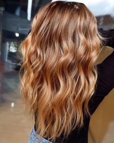 Gingerbread caramel hair is set to be the hottest colour trend this Autumn - Her.ie Beautiful Haircuts, Caramel Hair, Honey Blonde Hair, Honey Hair, Hair Color Highlights, Brown Blonde Hair, Travel Places, Hair Color Balayage