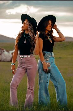 Western Senior Outfits, Photo Shoot Ideas Western, Western Photoshoot Ideas Best Friends, Best Friend Cowgirl Photoshoot, Bestie Western Photoshoot, Western Photography Outfits, Western Group Photoshoot, Western Sisters Photoshoot