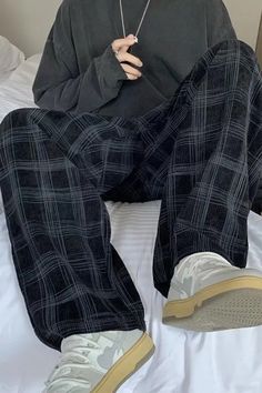 navy blue plaid pattern pants, cozy sweatpants, soft boy aesthetic clothes boogzel clothing Soft Boy Outfits, Hip Hop Trousers, Streetwear Sweatpants, Streetwear Spring, Black And White Pants, Soft Boy, Streetwear Mode, Polyester Pants, Pants Loose