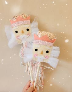 there are two cake pops that have been made to look like king and princess crowns