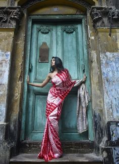 Photoshoot Poses Ideas For women Photoshoot Ideas For Saree, Posing In Saree For Photoshoot, Poses For Saree Photoshoot Traditional, Indian Traditional Model Poses, Traditional Shoot Poses, Saree Posses Ideas, Traditional Saree Photography Poses Women, Posses In Sarees, Saree Posing Ideas