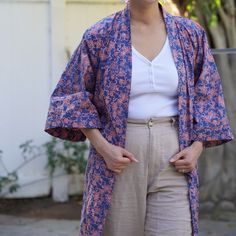 Cette robe kimono en batik est fabriqué à partir de tissu de coton blanc qui est ensuite estampé et teint à la main en utilisant une technique de cire et de teinture batik vieille de 700 ans. Le tissu batik est également ensuite cuit au soleil.



 Cette robe kimono en batik est conçue à Manhattan Beach, en Californie et fabriquée à la main par des artisans de Java, en Indonésie.

 Veuillez vous attendre à une certaine variation de couleur en raison de la teinture à la main et du processus de s Bohemian Cotton Kimono With Batik Print, Traditional Indigo Cotton Kimono, Spring Cotton Kimono With Batik Print, Cotton Kimono With Natural Dye And Kimono Sleeves, Cotton Batik Print Kimono For Spring, Summer Cotton Indigo Kimono, Summer Indigo Cotton Kimono, Relaxed Fit Cotton Kimono With Floral Print, Cotton Kimono With Natural Dye And Relaxed Fit