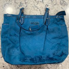 This Coach Purse Has A Pocket On Either End, And Inside Has Two Pouches On One Side And A Zipped Pocket On The Other Side. Designer Blue Bag With Zipper Closure, Designer Blue Bags With Zipper Closure, Designer Blue Shoulder Bag With Zipper Closure, Blue Coach Bag With Zipper Closure, Blue Coach Bags With Zipper Closure, Baggage Claim, Bags Coach, Coach Purse, Coach Purses