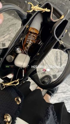 What's in your bag? Aesthetic Items, Everyday Bag Essentials, Body Fragrance, Mode Tips, Foto Baby