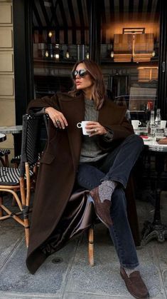 How to style one of the HUGE 2024 fashion trends - Eclectic Grandpa and don't look like a gradpa Paris Autumn Outfits 2024, How To Style Loafers, Loafer Outfits, Paris Shoot, Paris In Spring, Loafers Outfit, Instagram Paris, Mode Casual, Coat Outfits