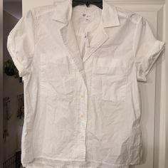 White Gap Camp Shirt. Short Sleeves. Never Worn, Nwt Collared Relaxed Fit Tops By Gap, Gap Collared Relaxed Fit Tops, Gap Relaxed Fit Collared Top, Gap Collared Tops With Relaxed Fit, Gap Shirt With Pockets For Spring, Gap Relaxed Fit Tops With Pockets, Gap Summer Tops With Pockets, Summer Gap Collared Tops, Summer Collared Tops From Gap