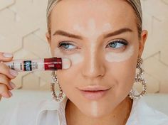 Unschlagbar gut: Dieser dm Concealer wird alle 6 Sekunden einmal verkauft! Concealer Maybelline, Handmade Photography, Artist Makeup, Summer Happy, Makeup Mistakes, Beauty Diy, Wood Model, Vintage Makeup