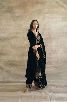 Black Velvet Indian Suit, Black Velvet Suit Design, Welwet Dress, Bottle Green Velvet Suit, Black Indian Outfit, Mughal Jaal, Velvet Salwar Suit, Black Kurta Set, Sureena Chowdhri