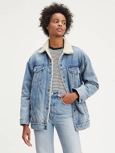 Baggy Sherpa Trucker Jacket Levi Jacket Outfits Women, Sherpa Trucker Jacket, Levis Outfit, Best Winter Coats, Women Fashion Edgy, Jean Jacket Women, Outerwear Vest, Levis Women, Denim Jacket Women