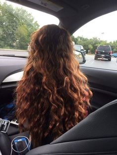 Curly Hairstyles With Weave, Hairstyles With Weave, 80s Hairstyles, Dominique Weasley, Curly Hair Trends, Evening Hairstyles, Dead Girl, Girl Walking, 80s Hair