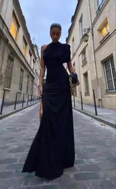 One Shoulder Black Cocktail Dress, Cocktail Dress With Train, New York Fall Wedding Guest Outfit, Creative Formal Attire, Oscars Outfit Ideas, Prom Dress Inspiration Classy, Gala Dresses Classy, Long Black Prom Dress, Look Gatsby