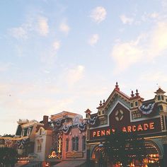 an amusement park is lit up at dusk