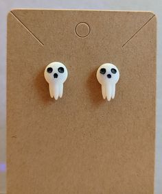 "Perfect for spooky season or just to wear in general, these are 3D printed resin skull earrings from the hit anime \"Soul Eater\"." Soul Eater Jewelry, Anime Soul Eater, Resin Skull, Anime Soul, Earrings Halloween, Soul Eater, Skull Earrings, Pretty Jewellery, Diy Earrings