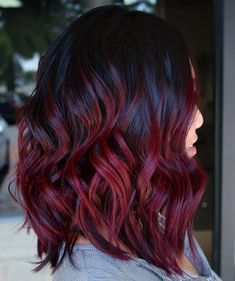 Mechas vermelhas: ideias e tutoriais para arrasar na cor do cabelo Black And Burgundy Hair, Burgundy Red Hair, New Hair Color Trends, Dark Red Hair Color, Red Ombre Hair