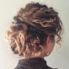 Messy Updo For Curly Hair Super Curly Hair, Messy Hair Updo, Naturally Curly Hair, Layered Hairstyles, Haircut Styles, Wavy Hairstyles, Hair Styling Tools, Penteado Cabelo Curto, Messy Hair