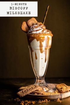 Biscoff milkshake in a milkshake glass, decorated with whipped cream and Lotus cookies. Biscoff Frappe, Biscoff Milkshake, Milkshake Ideas, Cookie Milkshake, Best Milkshakes, Cinnamon Caramel, Biscoff Spread, Vanilla Milkshake