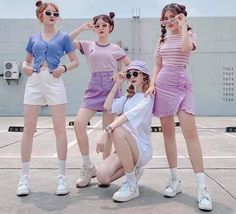 4 Person Poses, Group Of 4 Poses, Super Nana, Matching Outfits Best Friend, Celebrity Casual Outfits, Studio Photography Poses