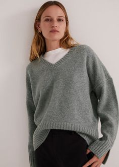 THE WILLIAM SWEATER Grey Sweater Outfit, Smart Casual Women Outfits, Jenna Fischer, Smart Casual Women, French Girl Chic, Womens Fashion Inspiration, Grey Knit Sweater, Fall Skirts, Chunky Sweater