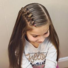 La imagen puede contener: personas sonriendo, una o varias personas, niños y primer plano Sanggul Modern, Girl Hair Dos, Side Braid Hairstyles, Toddler Hairstyles Girl, Cool Braid Hairstyles, Princess Hairstyles