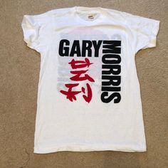 This Nwot Vintage Authentic Gary Morris Concert T-Shirt Is A Fun Addition To A Country/Broadway Retro Wardrobe. Please Feel Free To Ask Any Questions. White Band Logo T-shirt Crew Neck, White Cotton Tops For Fan Conventions, White Graphic Tee With Band Logo, White Screen Print Top For Fan Conventions, White Cotton Band Logo Top, White Cotton Top With Band Logo, White Screen Print T-shirt For Concert, White Text Print T-shirt For Concert, White Unisex Top With Band Logo