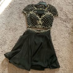 Stunning 2-Piece Mac Duggal Dress. Crop Top Features Crystal Beading, Mesh Back & Neckline, Structured Satin Lining, & Full Zip Back For Easy On/Off. Skirt Features Matching Beading, Mesh Flounce Over Satin Lining, & Zip Back. Sizing 4/6 Due To Lack Of Stretch Purchased For Event That Never Happened. New W/O Tags, But Not Mint. Missing 2 Beads By Top Right Shoulder. One Of The Inner Hanger Loops Is Torn. (See Last 2 Photos) Easy Fixes For Novice Seamstress. Dress Is A Showstopper & A Steal! Emerald Green Cocktail Dress, Emerald Green Gown, Mac Duggal Dress, Beaded Party Dress, High Low Gown, Green Cocktail Dress, Mac Duggal Dresses, Beaded Cocktail Dress, Pageant Gowns